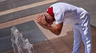 Un asistente a las fiestas se refresca en una fuente mientras las temperaturas se disparan durante las celebraciones de San Fermín en Pamplona, ​​España, el 7 de julio de 2026