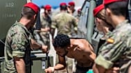 Un migrante que cruzó a España desde Marruecos bebe agua distribuida por soldados españoles en el enclave español de Ceuta, el 2 de agosto de 2026.