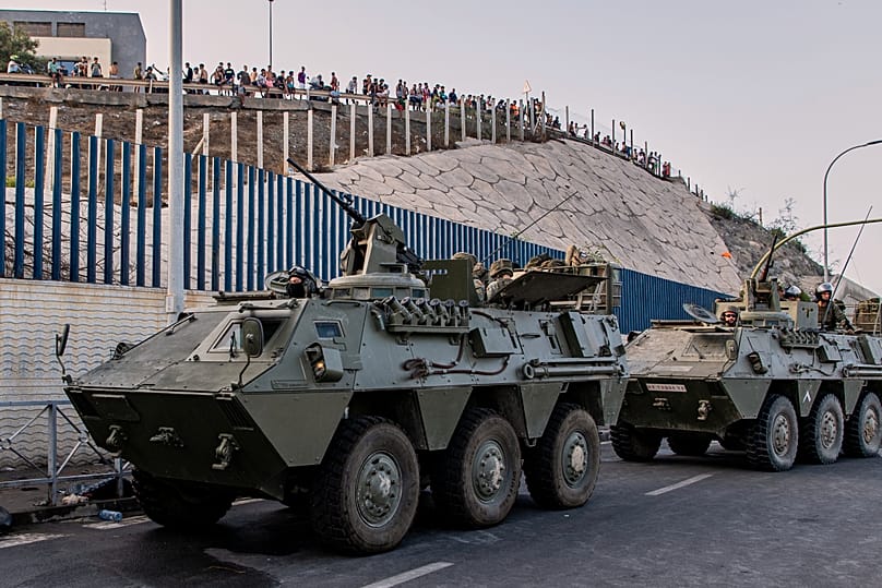 Soldados del Ejército español se desplazan en vehículos militares tras haber sido desplegados en el enclave español de Ceuta, el jueves 30 de julio de 2026. 