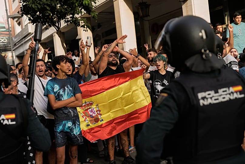 Los habitantes de Ceuta se manifiestan contra la llegada del político español de extrema derecha Alvise Pérez al enclave español de Ceuta, el sábado 1 de agosto de 2026. 