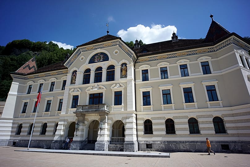 A liechtensteini kormányépület külső nézete Vaduzban, 2023. augusztus 18-án
