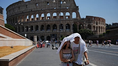 Rekordhitze in Italien: Zwei Touristen suchen Schatten