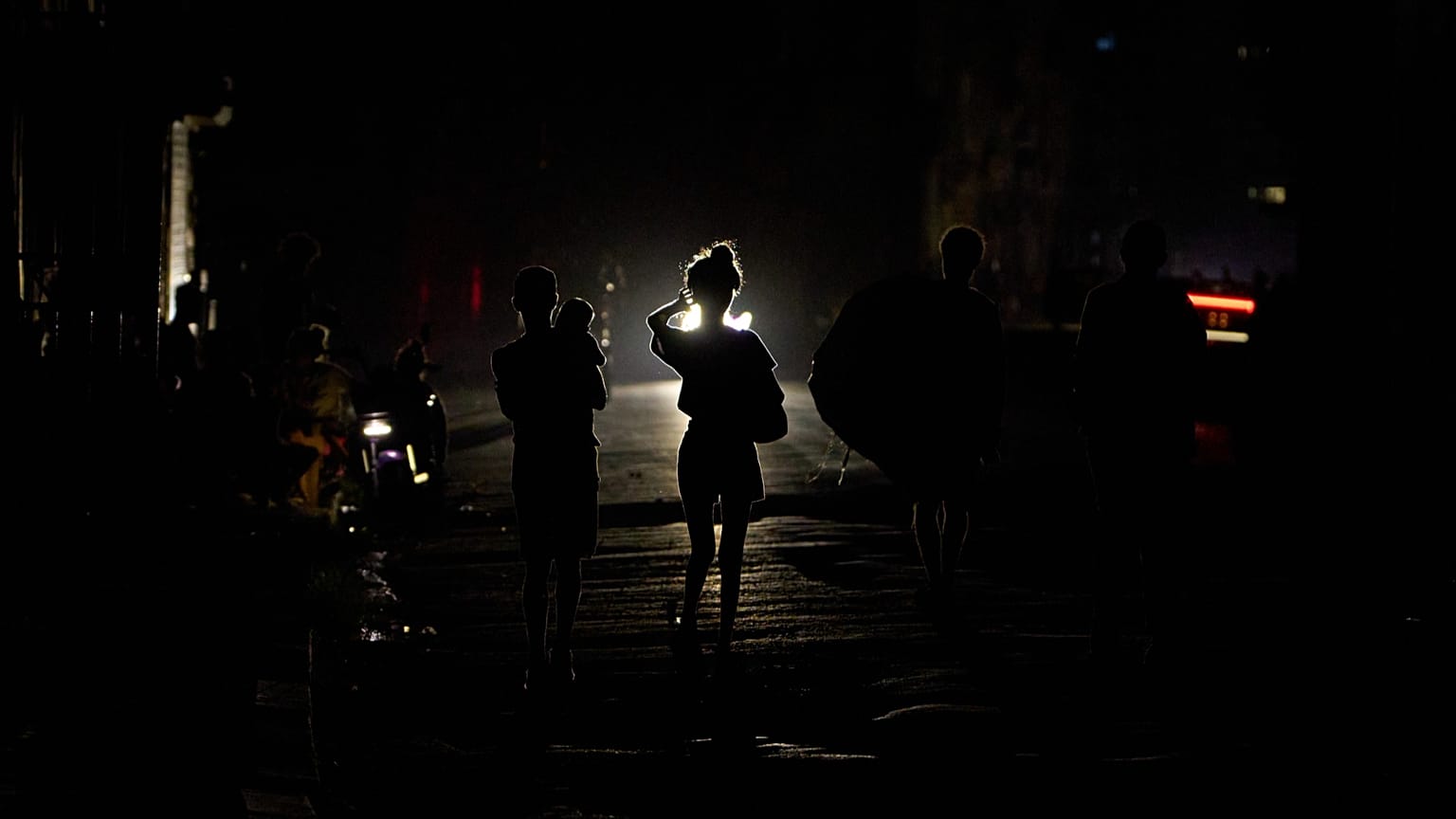 Persone camminano lungo una strada durante un blackout a L'Avana, il 6 luglio 2026
