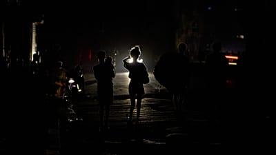 Άνθρωποι περπατούν σε δρόμο κατά τη διάρκεια μπλακάουτ στην Αβάνα, 6 Ιουλίου 2026