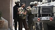 يظهر المعتقل الفلسطيني أنس اشتية -مكبل اليدين- برفقة جنود إسرائيليين في مدينة نابلس بالضفة الغربية