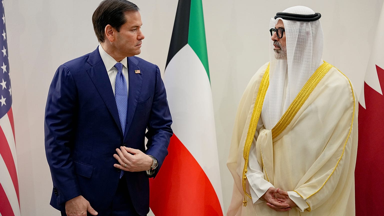وزير الخارجية الأمريكي ماركو روبيو يتحدث مع وزير خارجية الكويت الشيخ جراح جابر الأحمد الصباح في المنامة، البحرين، الخميس 25 يونيو/حزيران 2026.