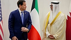 وزير الخارجية الأمريكي ماركو روبيو يتحدث مع وزير خارجية الكويت الشيخ جراح جابر الأحمد الصباح في المنامة، البحرين، الخميس 25 يونيو/حزيران 2026.