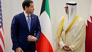 وزير الخارجية الأمريكي ماركو روبيو يتحدث مع وزير خارجية الكويت الشيخ جراح جابر الأحمد الصباح في المنامة، البحرين، الخميس 25 يونيو/حزيران 2026.