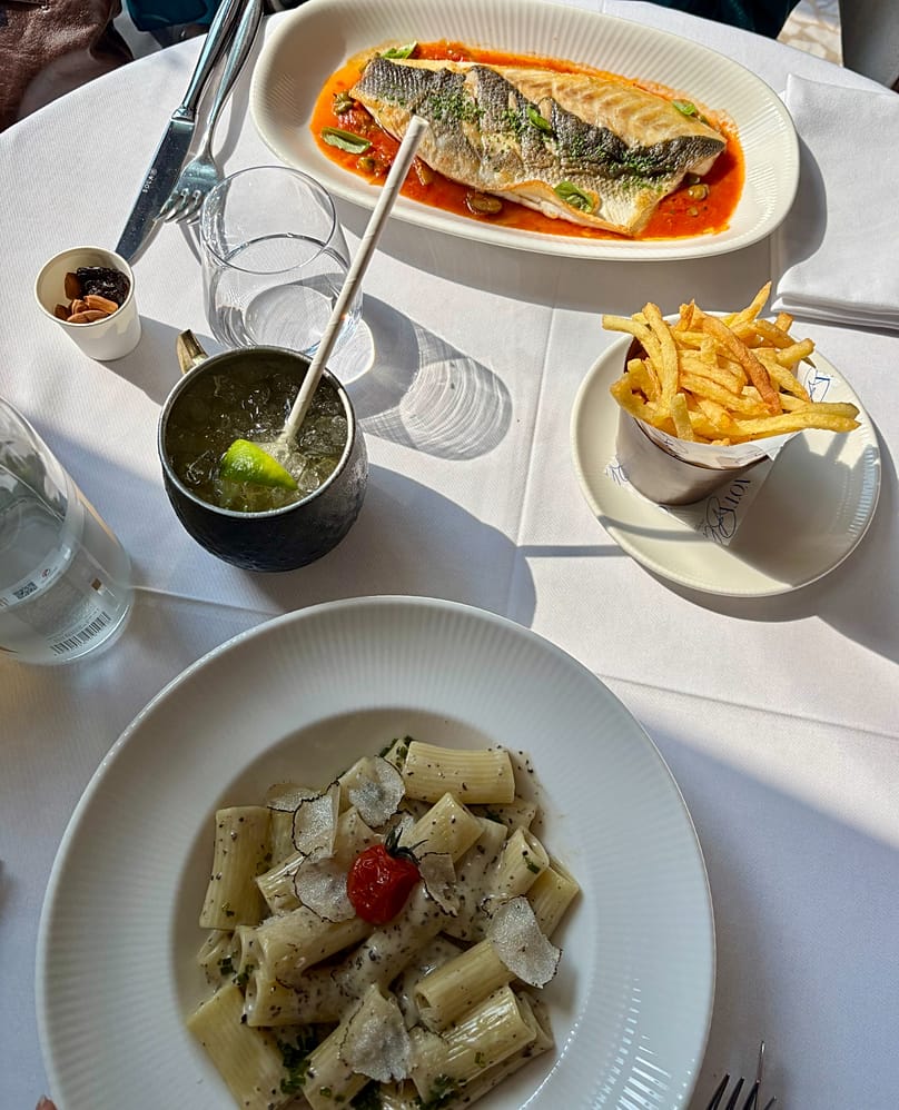 A dohai Nota Blu Brasserie-ben próbálja ki a Sea Bass Puttanescát, a Truffle Mezzi Rigatoni tésztát, és ha nem számolja a kalóriákat, rendeljen mellé egy crème brûlée-t is
