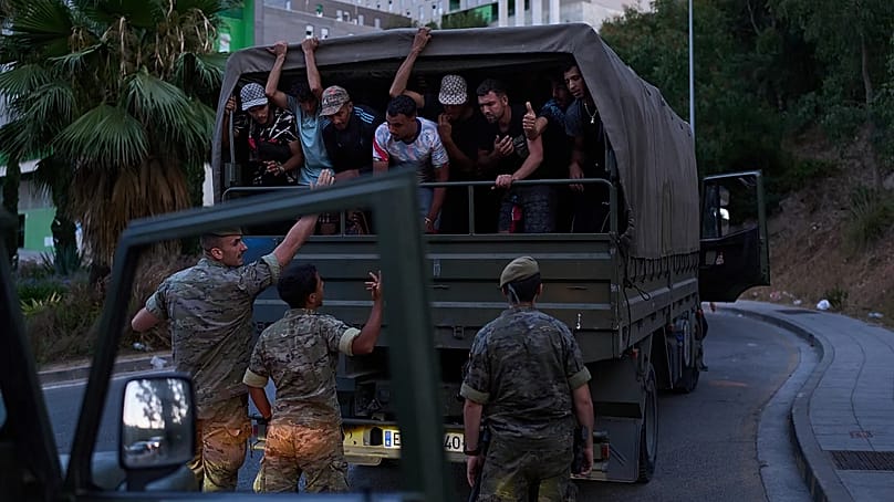 Migranten, die nach Spanien gelangt sind, werden von spanischen Soldaten zur spanisch-marokkanischen Grenze begleitet, um am zweiten August 2026 nach Marokko zurückzukehren.