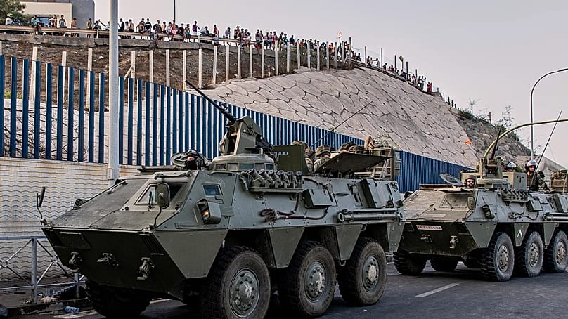 Spanische Soldaten verlegen sich mit Militärfahrzeugen, nachdem sie am Donnerstag, dem 30. Juli 2026, in der spanischen Exklave Ceuta stationiert wurden.