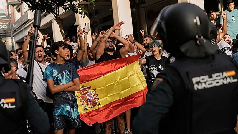 Bewohner von Ceuta demonstrieren gegen die Ankunft des spanischen Rechtspolitikers Alvise Pérez in der spanischen Exklave Ceuta am Samstag, dem ersten August 2026.