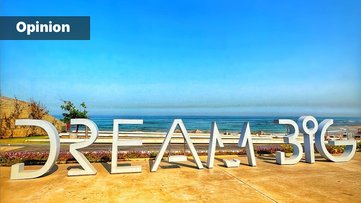 Der Schriftzug „Dream Big“ vor dem  "Shimon Peres Center for Peace and Innovation" in Tel-Aviv  (c) Carsten Ovens