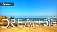 Der Schriftzug „Dream Big“ vor dem  "Shimon Peres Center for Peace and Innovation" in Tel-Aviv  (c) Carsten Ovens