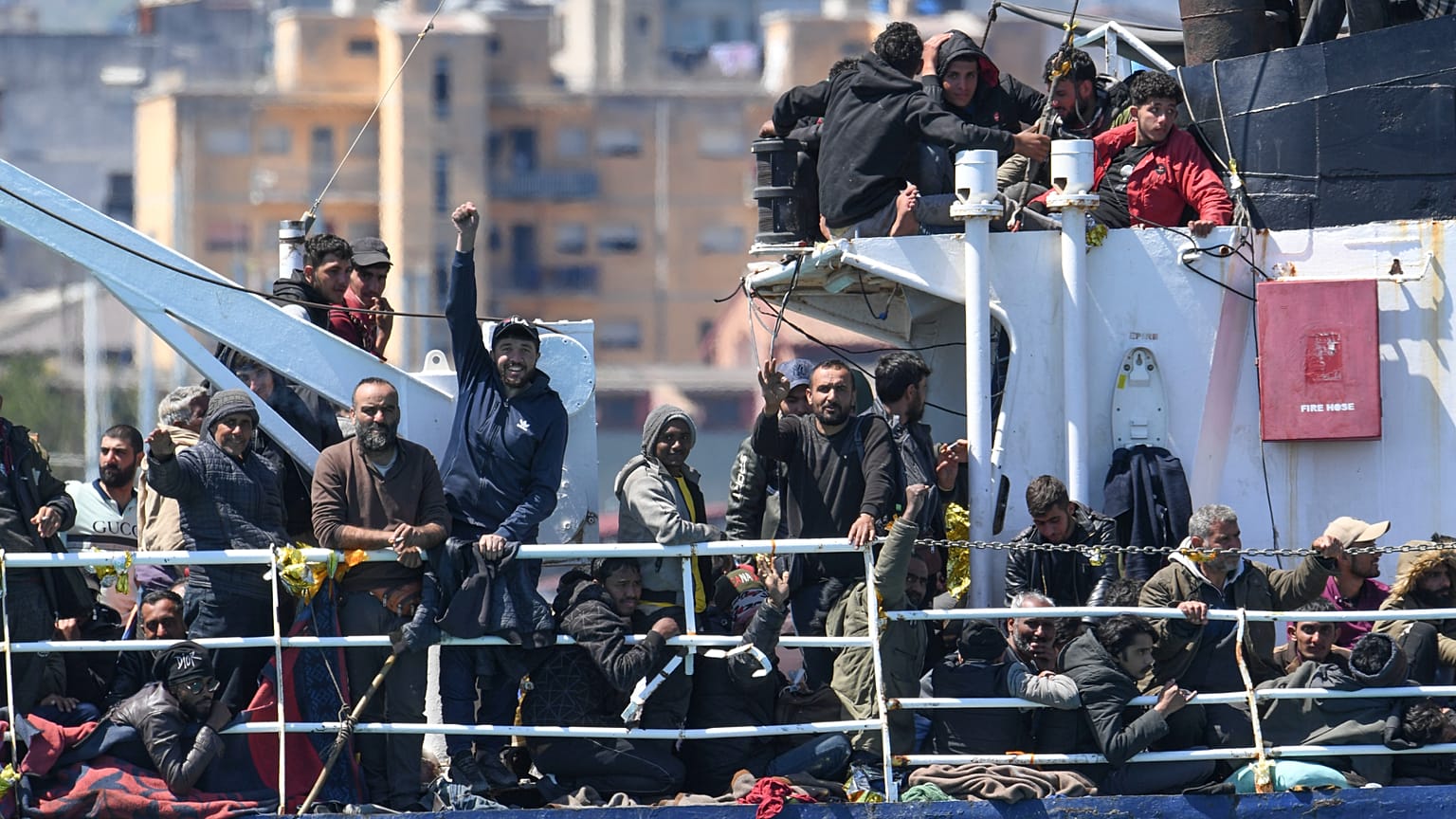 Una nave con a bordo circa 700 migranti entra nel porto siciliano di Catania, mercoledì 12 aprile 2023 