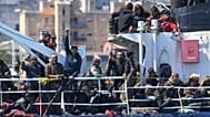 Una nave con a bordo circa 700 migranti entra nel porto siciliano di Catania, mercoledì 12 aprile 2023 