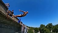 استقطبت مسابقة القفز السنوية عن جسر فشاي في كوسوفو 15 متنافسا في مدينة جياكوفا، مواصلة تقليدا يعود إلى عام 1954.