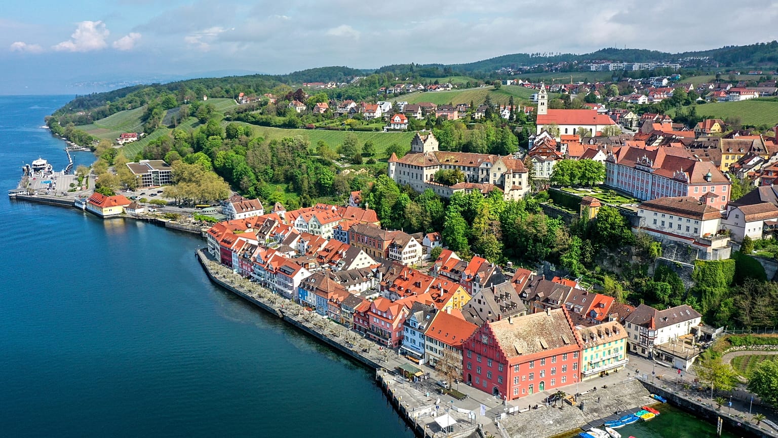 Symbolbild: Die Altstadt von Meersburg wird von der Morgensonne beleuchtet, 13. Mai 2021