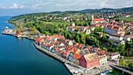 Symbolbild: Die Altstadt von Meersburg wird von der Morgensonne beleuchtet, 13. Mai 2021
