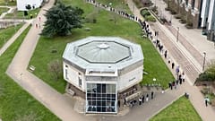 Estudantes junto a um edifício da Universidade de Kent, em Canterbury, Kent, Inglaterra, segunda-feira, 16 de março de 2026.