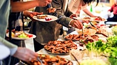 Esqueça o “proteinmaxxing”: menos proteína pode favorecer um envelhecimento mais saudável