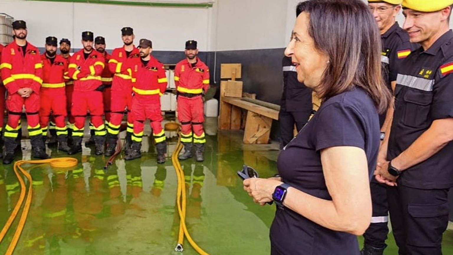La ministra de Defensa, Margarita Robles, durante su visita este lunes a la Base Aérea de Zaragoza