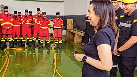 Ministra da Defesa, Margarita Robles, durante visita desta segunda-feira à Base Aérea de Saragoça