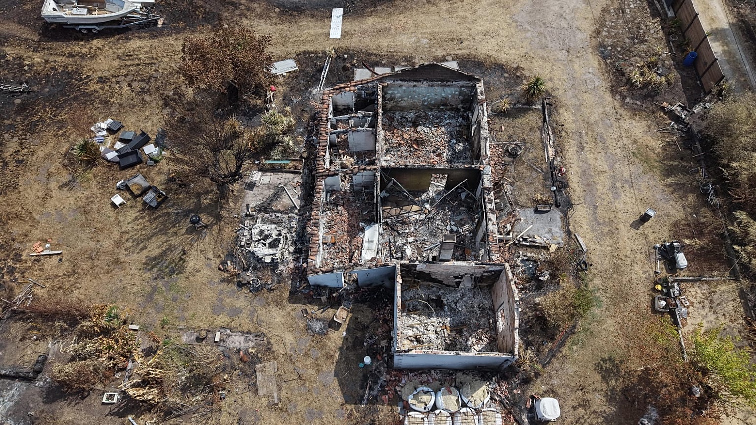 Widok z powietrza na domy spalone w pożarach lasów w Le Porge na południowym zachodzie Francji, sobota 1 sierpnia.