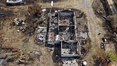 Vista aérea de casas queimadas pelos incêndios florestais em Le Porge, sudoeste de França, sábado, 1 de agosto