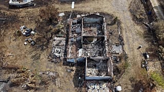 Vue aérienne de maisons incendiées par les feux de forêt à Le Porge, dans le sud-ouest de la France, samedi 1er août.