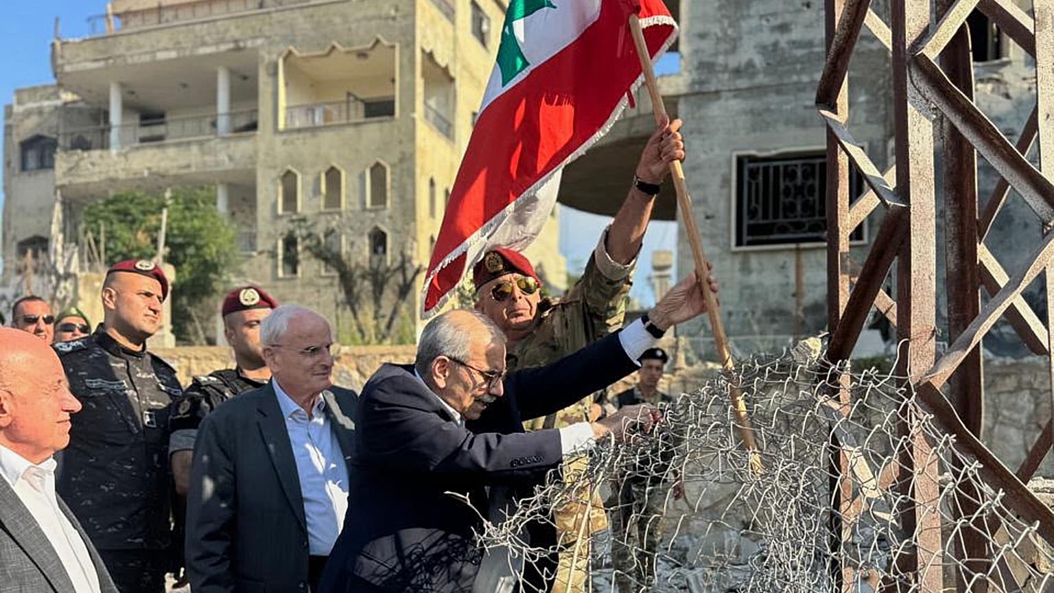 في هذه الصورة التي نشرها المكتب الإعلامي للحكومة اللبنانية، يظهر رئيس الوزراء اللبناني نواف سلام، في الوسط، وهو يرفع العلم اللبناني خلال زيارة إلى قرية زوتر الغربية جنوب لبنان