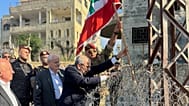 في هذه الصورة التي نشرها المكتب الإعلامي للحكومة اللبنانية، يظهر رئيس الوزراء اللبناني نواف سلام، في الوسط، وهو يرفع العلم اللبناني خلال زيارة إلى قرية زوتر الغربية جنوب لبنان