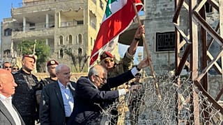 في هذه الصورة التي نشرها المكتب الإعلامي للحكومة اللبنانية، يظهر رئيس الوزراء اللبناني نواف سلام، في الوسط، وهو يرفع العلم اللبناني خلال زيارة إلى قرية زوتر الغربية جنوب لبنان