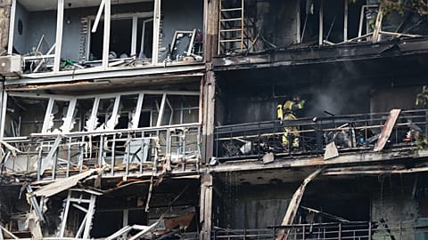 Des secouristes interviennent dans un immeuble résidentiel endommagé après une frappe à la bombe aérienne guidée russe à Zaporijjia, le 21 juillet 2026
