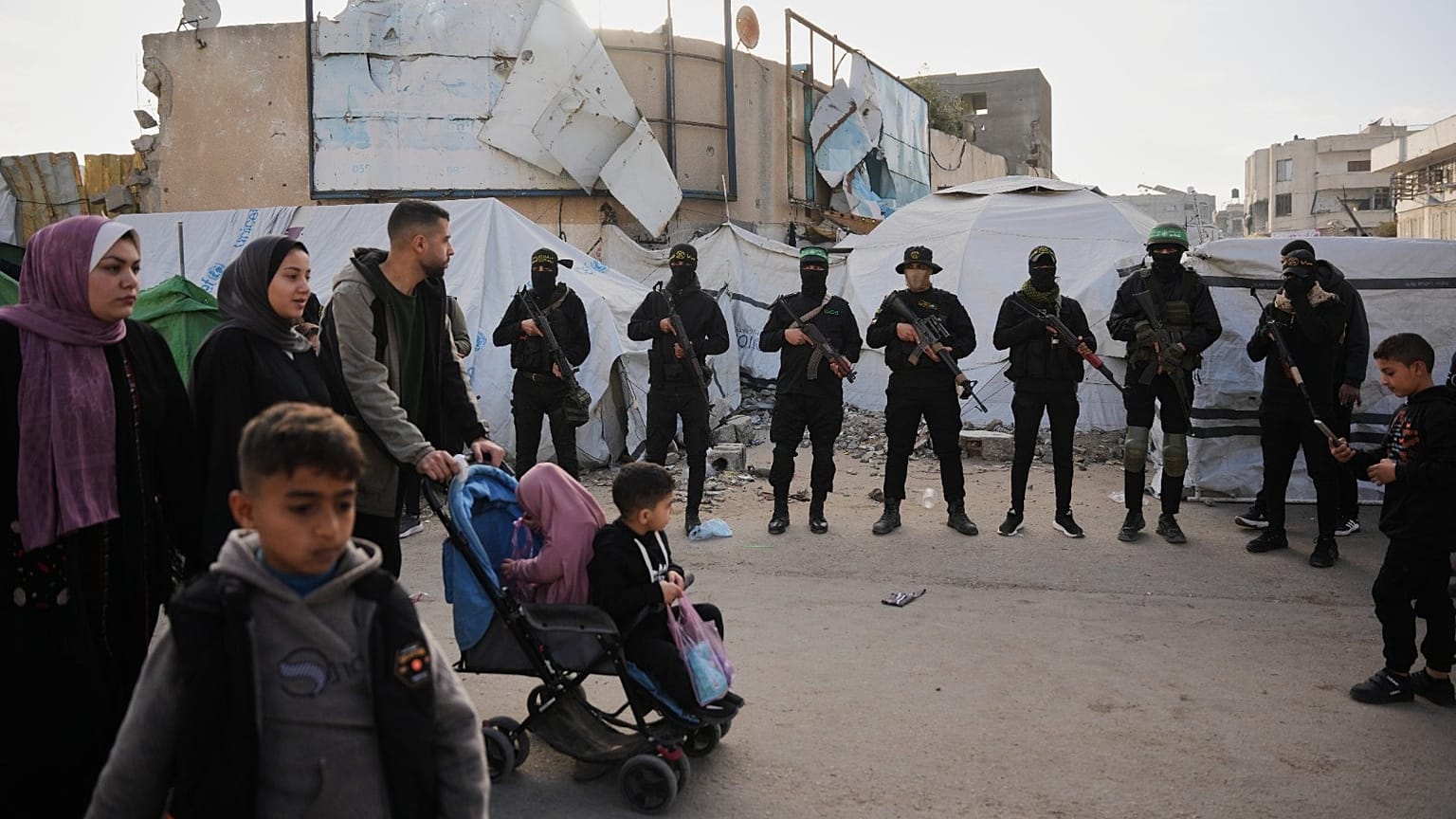 مسلحون فلسطينيون من حماس والجهاد الإسلامي يتجمعون خلال صلاة عيد الفطر في مدينة غزة، الجمعة 20 مارس 2026. 
