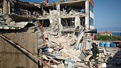 Vigili del fuoco durante le ricerche in seguito al crollo della palazzina a Pistunina