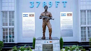 L’Ouganda dévoile une statue en hommage à Yoni Netanyahu, 50 ans après le raid de 1976