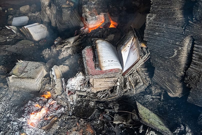 كتب تحترق في مستودع كبير للكتب عقب هجمات بطائرات مسيّرة روسية في خاركيف بأوكرانيا،