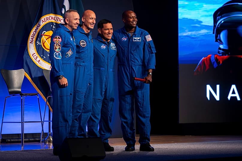 I membri dell'equipaggio di Artemis III Randy Bresnik, Luca Parmitano, Frank Rubio e Andre Douglas posano durante una conferenza stampa al Johnson Space Center il 9 giugno 2026, a Houston.