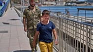 Un menor de 12 años, que había cruzado la frontera hacia España, llora mientras es escoltado por un soldado español hasta la frontera entre España y Marruecos desde el enclave