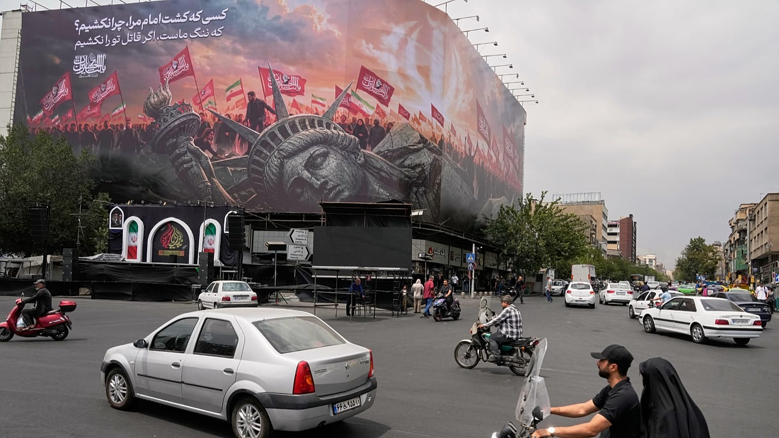 بیلبوردی در تهران در تاریخ سوم اوت ۲۰۲۶
