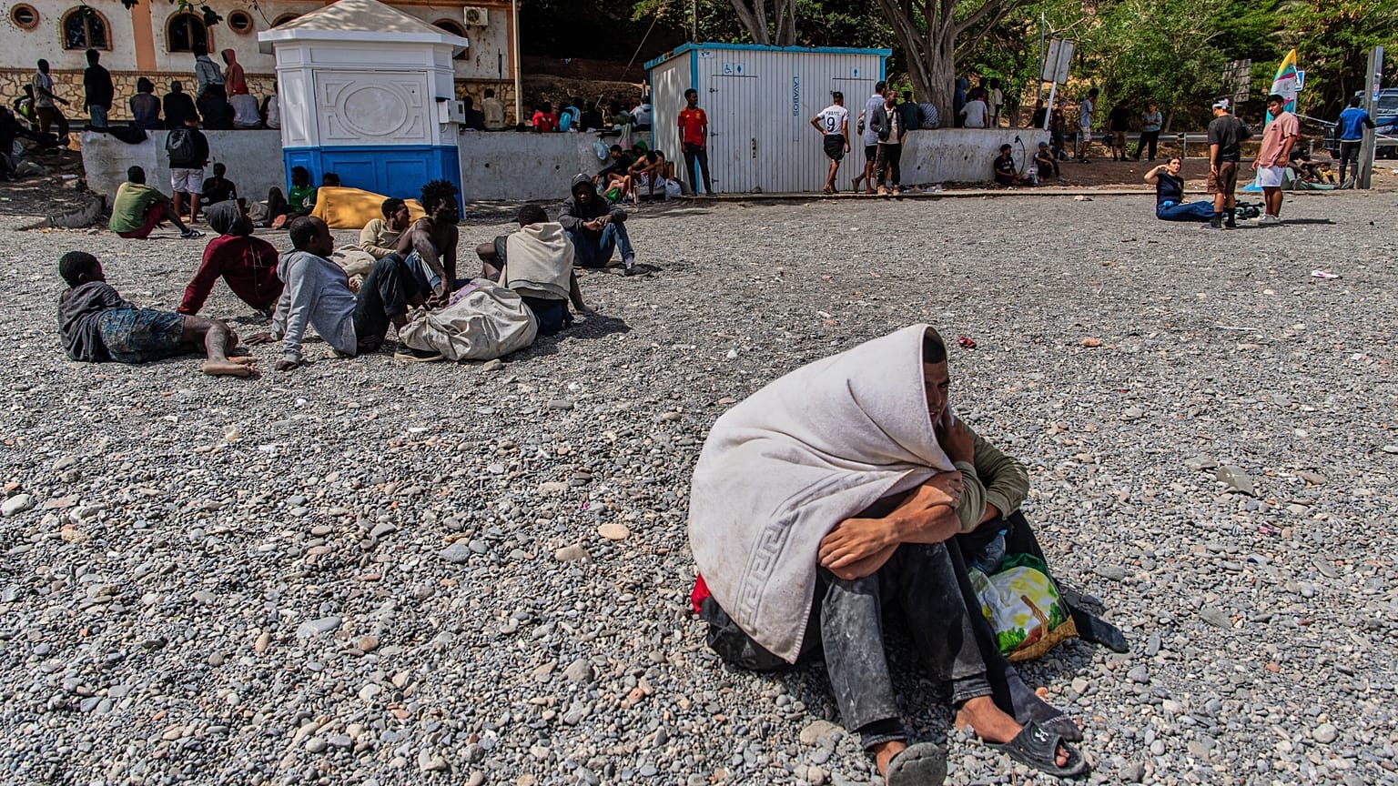 Los migrantes que han cruzado a España desde Marruecos se concentran en una playa del enclave español de Ceuta, el lunes 3 de agosto de 2026.