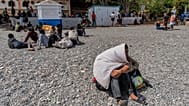 Los migrantes que han cruzado a España desde Marruecos se concentran en una playa del enclave español de Ceuta, el lunes 3 de agosto de 2026.