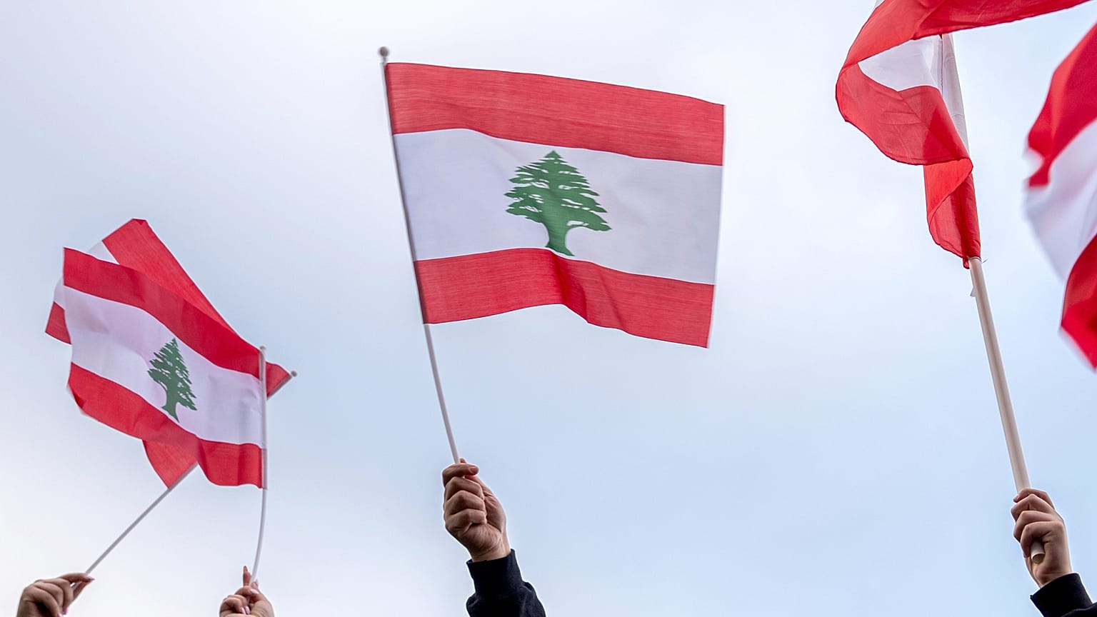 صورة أرشيفية - أشخاص يلوحون بالأعلام اللبنانية خلال وقفة احتجاجية، 10 أبريل 2026، في ديربورن، ميشيغان. (صورة من وكالة أسوشيتد برس/جوليا ديماري نيكينسون، أرشيفية)