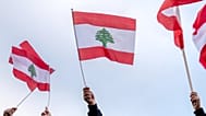 صورة أرشيفية - أشخاص يلوحون بالأعلام اللبنانية خلال وقفة احتجاجية، 10 أبريل 2026، في ديربورن، ميشيغان. (صورة من وكالة أسوشيتد برس/جوليا ديماري نيكينسون، أرشيفية)