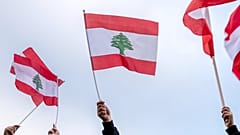 صورة أرشيفية - أشخاص يلوحون بالأعلام اللبنانية خلال وقفة احتجاجية، 10 أبريل 2026، في ديربورن، ميشيغان. (صورة من وكالة أسوشيتد برس/جوليا ديماري نيكينسون، أرشيفية)