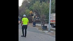 Toprak kaymasının meydana geldiği bölgede ekipler çalışmalarını sürdürüyor.