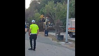 Toprak kaymasının meydana geldiği bölgede ekipler çalışmalarını sürdürüyor.