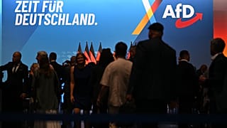 Delegierte treffen zum Bundesparteitag der AfD in Thüringen in Erfurt ein, Samstag, 4. Juli 2026.