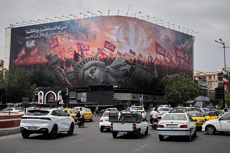 Un panneau d'affichage représentant la statue de la Liberté renversée à Téhéran, le 3 août 2026